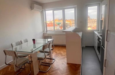 Location d’un appartement spacieux de 2 pièces, 67 m², au centre de Belgrade, Serbie